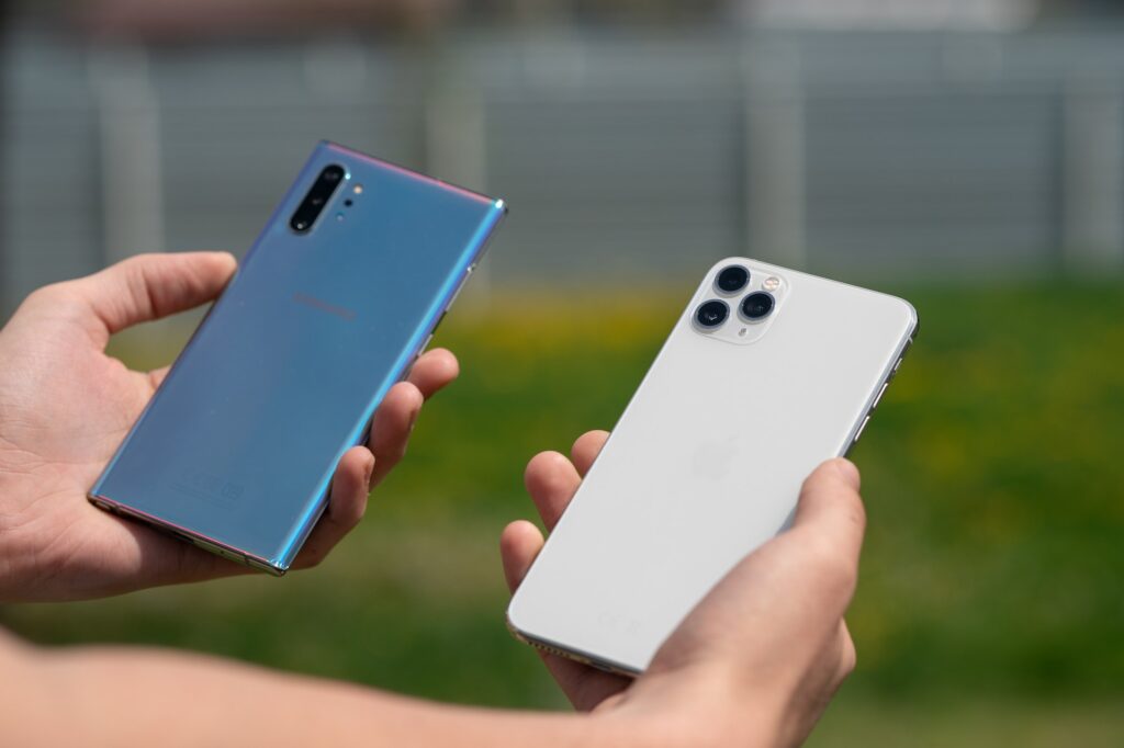 Samsung vs Apple. Samsung Note 10 and iPhone 11 Pro Max.